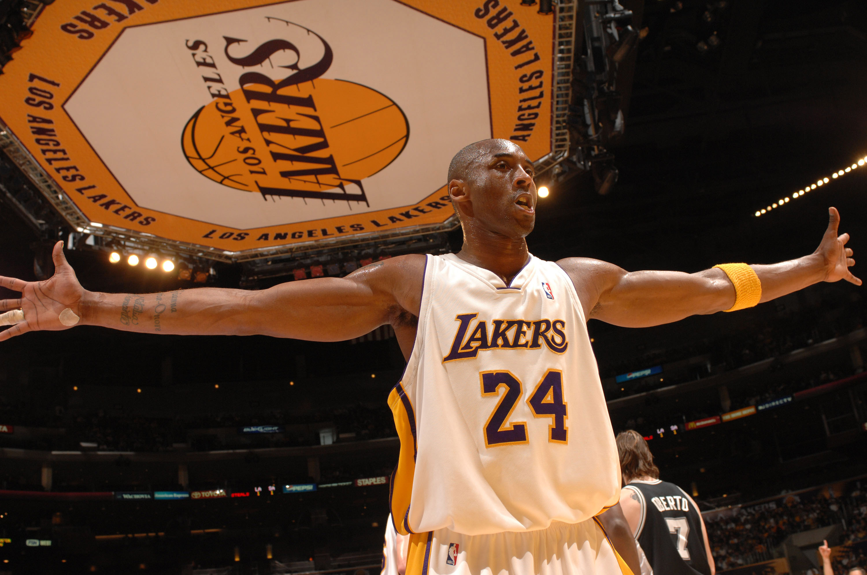 太郁闷!C罗血染赛场后送点 4射0正+评分倒数第2.