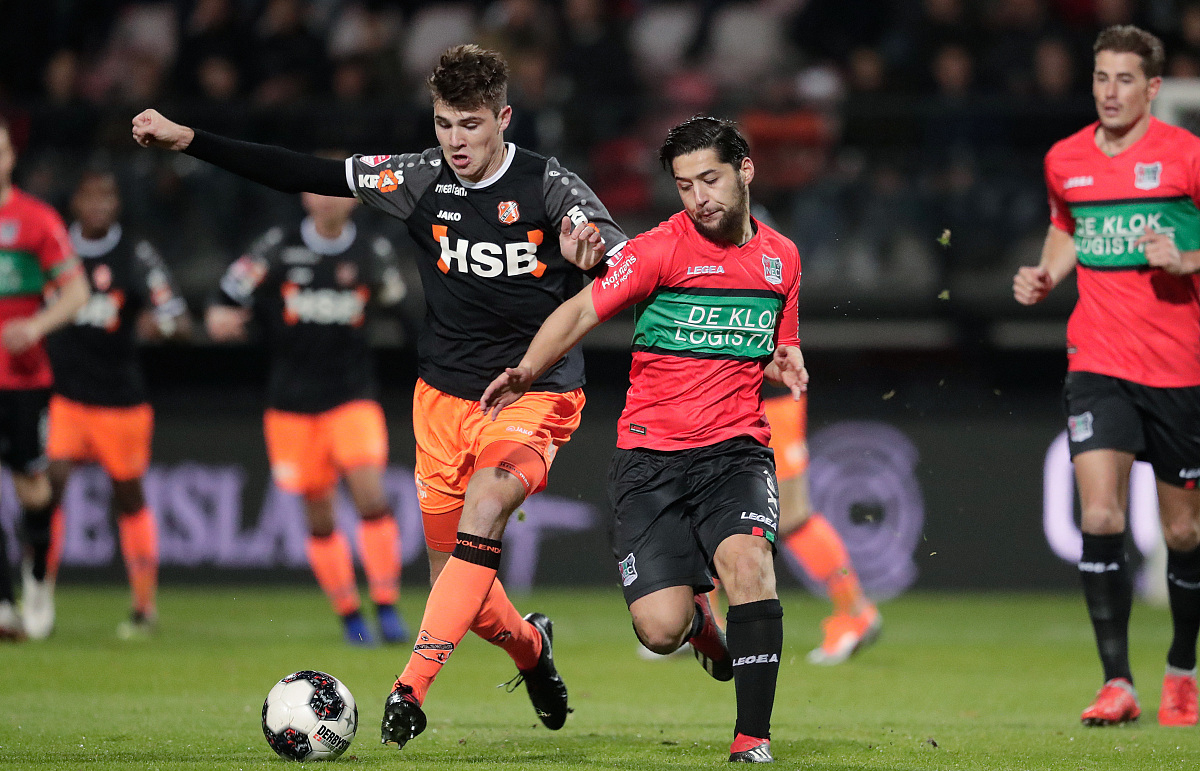 湖人遭遇三连败，媒体专家点评东契奇与詹姆斯表现